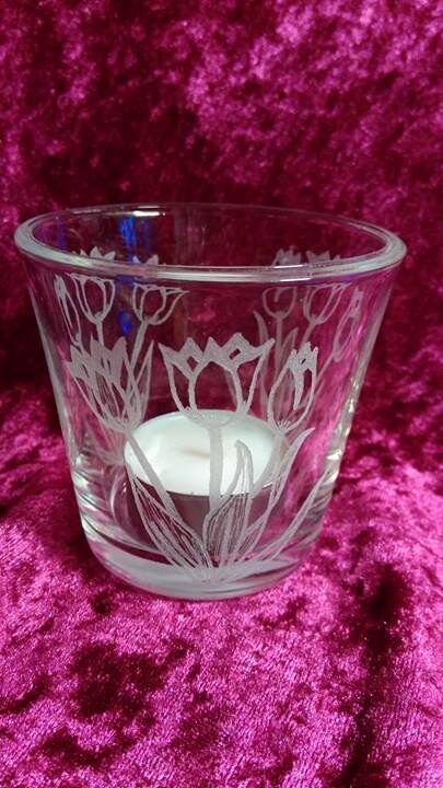 Handgraviertes Teelichtglas mit Blumenmotiv