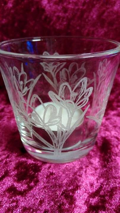 Graviertes Teelichtglas mit Blumenmuster