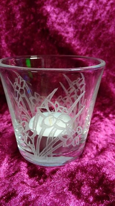 Graviertes Teelichtglas mit Blumenranke